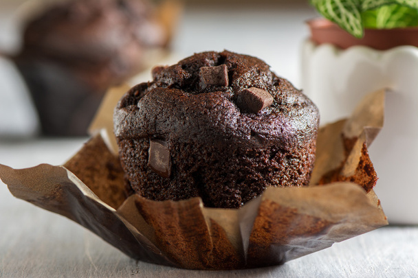 Chocolate muffins with icing and chocolate pieces.  - Foto, Imagen