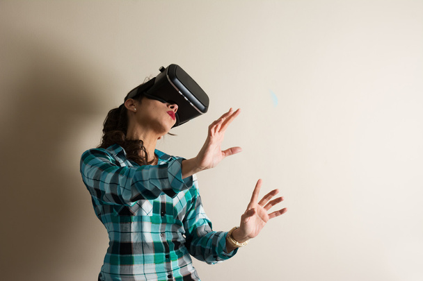 Frau im Virtual-Reality-Helm. vr Brille. - Foto, Bild