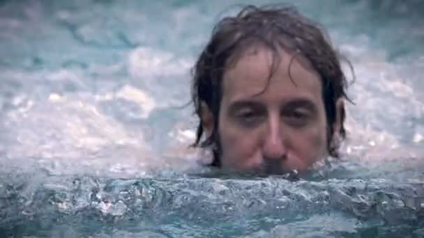 Zwolnionym tempie pływanie w basenie mężczyzna w średnim wieku - Materiał filmowy, wideo