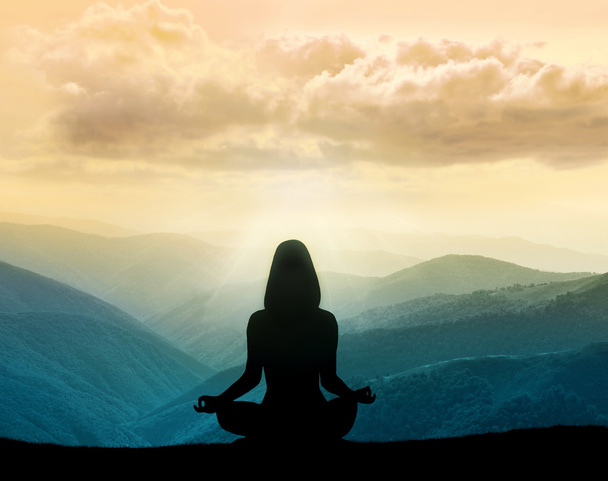 Yoga e meditazione. Silhouette di donna in montagna
 - Foto, immagini