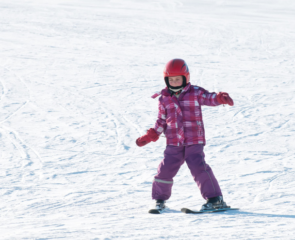 Chica conduciendo esquí
 - Foto, Imagen