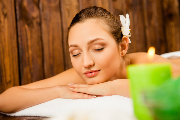 Close up of  pretty young woman lying in spa salon with closed e - Foto, afbeelding