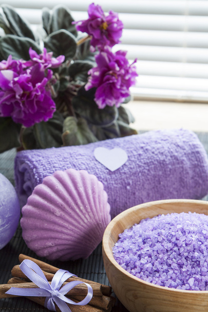 Sais de banho de lavanda com flores, canela, sabão e toalha
 - Foto, Imagem