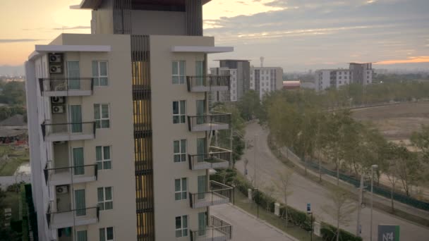Zavedení shot generických bytové komplexy po prázdné silnici - Záběry, video