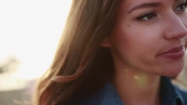 Γκρο πλαν όμορφο κορίτσι στο ηλιοβασίλεμα - Πλάνα, βίντεο