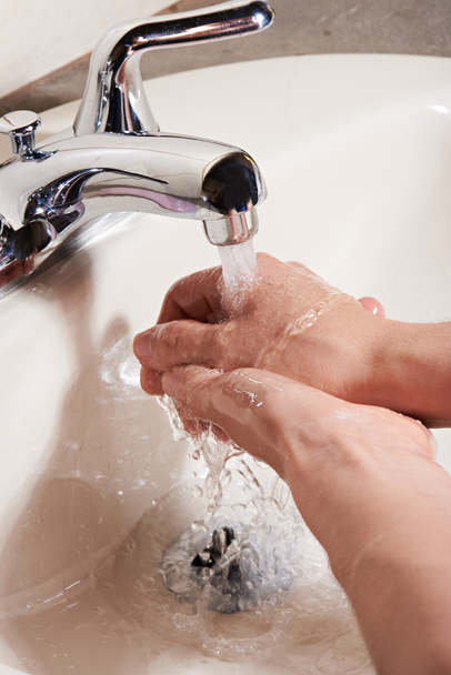 水で手を洗ったり - 写真・画像