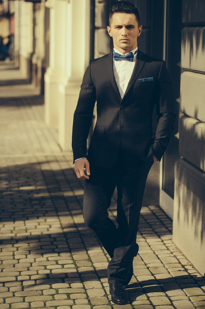 Man in suit ooutdoor  - Valokuva, kuva