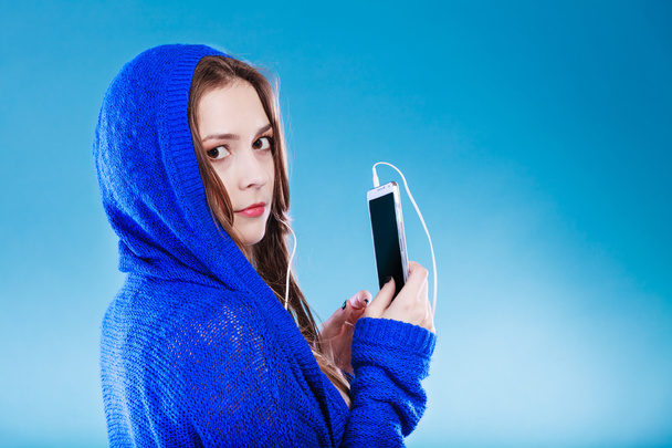 young woman with smart phone listening music - Valokuva, kuva