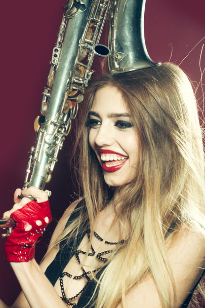 Mujer con saxofón
 - Foto, imagen
