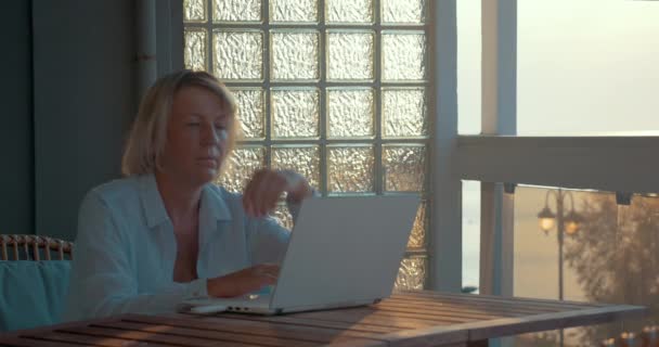 Frau benutzt Laptop und mobiles Internetgerät - Filmmaterial, Video