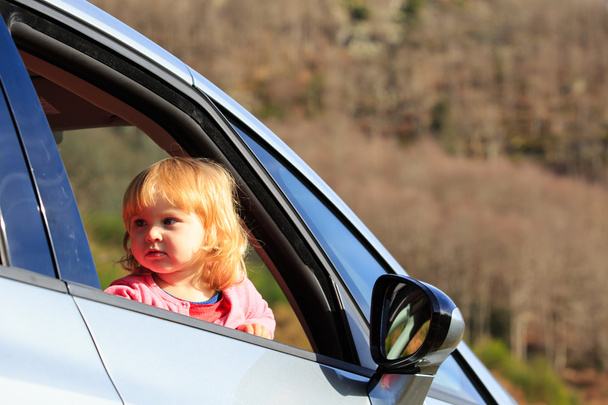 onnellinen pieni tyttö matkustaa autolla
 - Valokuva, kuva