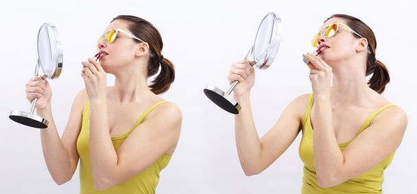 mulher divertida com batom e espelho, alegre isolado no branco
  - Foto, Imagem