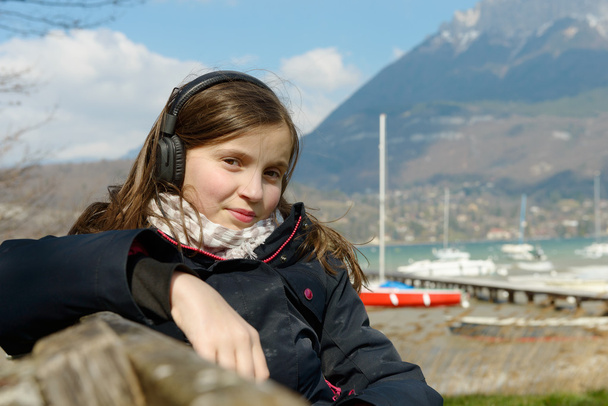 młoda nastolatka słuchanie muzyki na swój telefon - Zdjęcie, obraz