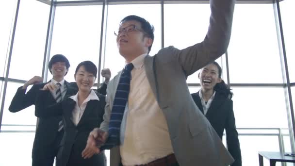 Μια ιαπωνική αφεντικό και η ομάδα του να αφήσετε χαλαρός και να χορέψουν στο γραφείο Slowmo - Πλάνα, βίντεο