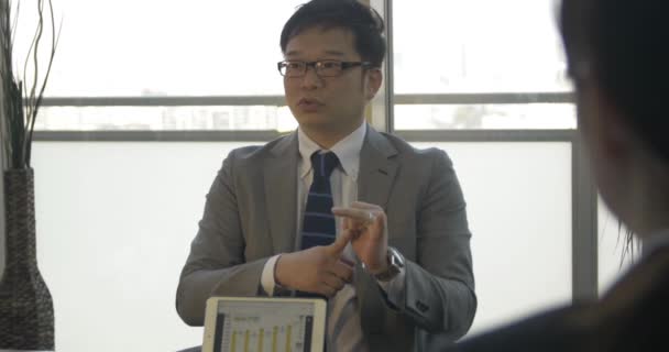  Japanese Business man explains number graph tp job candidates  - Πλάνα, βίντεο