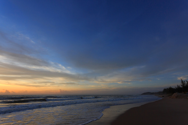 coucher de soleil ciel dramatique avec nuage coloré sur la plage
 - Photo, image
