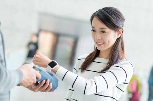 Femme payer par NFC sur smartwatch
 - Photo, image