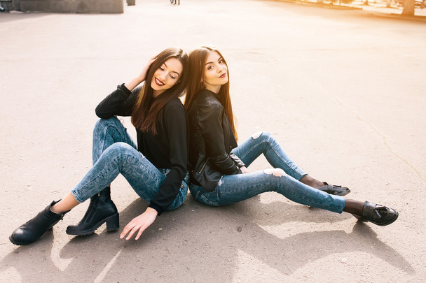Deux jeunes filles adultes
 - Photo, image