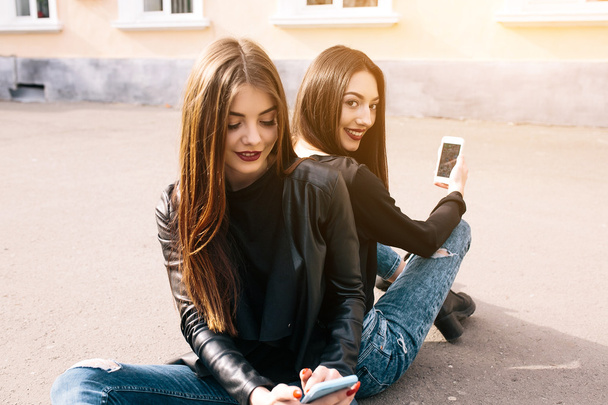 Two young adult girls - Valokuva, kuva