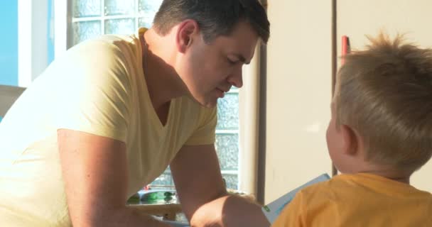 Vater liest seinem Sohn Buch vor - Filmmaterial, Video