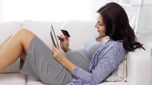 mujer embarazada con tableta PC y tarjeta de crédito - Imágenes, Vídeo