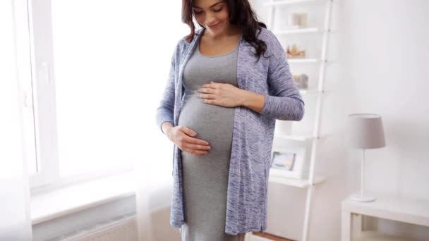Happy těhotná žena s velkým bříškem doma - Záběry, video