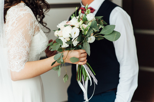 Beautiful wedding bouquet in hands of the bride - Foto, Imagen
