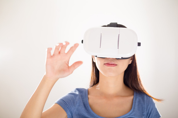 woman using VR device - Foto, Imagen