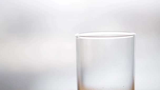 Wasser ergießt sich ins Glas auf Holztisch - Filmmaterial, Video
