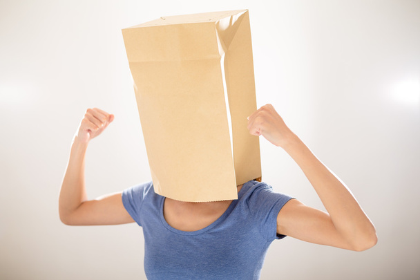 γυναίκα με χάρτινη σακούλα στο κεφάλι  - Φωτογραφία, εικόνα