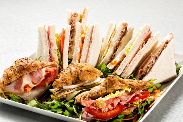 Bandeja grande llena de deliciosos sándwiches
 - Foto, imagen