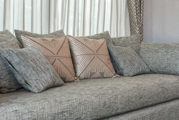 moderno sofá gris con almohadas en la sala de estar moderna
 - Foto, imagen