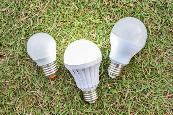 LED izzók-világítás - a zöld fűben - Fotó, kép