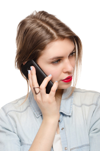 schöne junge Frau spricht mit dem Handy, auf weißem Hintergrund - Foto, Bild