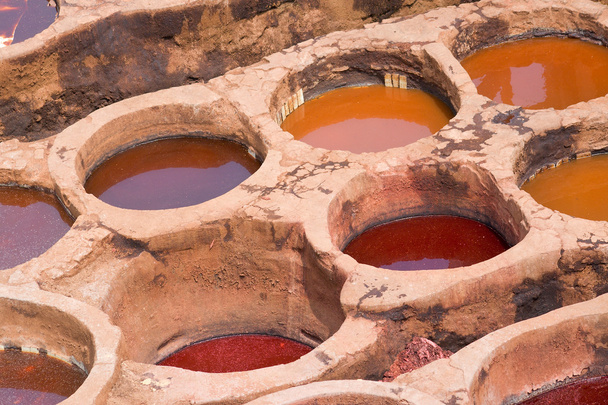Puddles de tinte en el Fez
 - Foto, Imagen