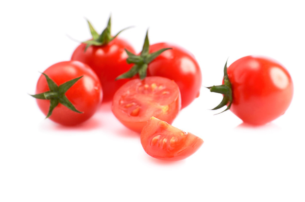 Wiśniowe pomidory na białym tle na białym tle. poziome. FO - Zdjęcie, obraz