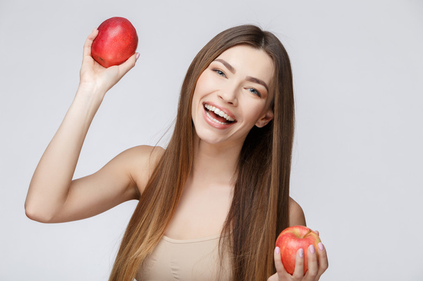 Beautiful Woman with Clean Fresh Skin holding apple - Foto, imagen