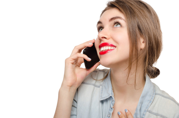 belle jeune femme parle parler par téléphone mobile, sur un fond blanc
 - Photo, image