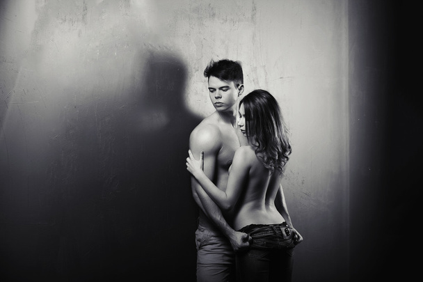 Sexíndica pareja de muscular chico en ropa interior y chica desnudándose
 - Foto, imagen