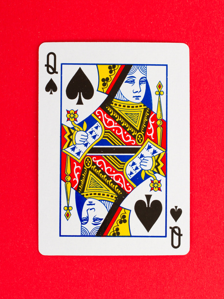alte Spielkarte (Königin) isoliert auf rotem Hintergrund - Foto, Bild