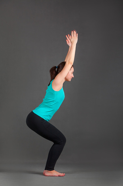 güzel kadının Yoga utkatasana yapması - Fotoğraf, Görsel