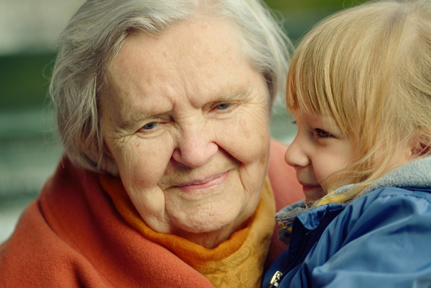 Бабушка держит внучку
.  - Фото, изображение