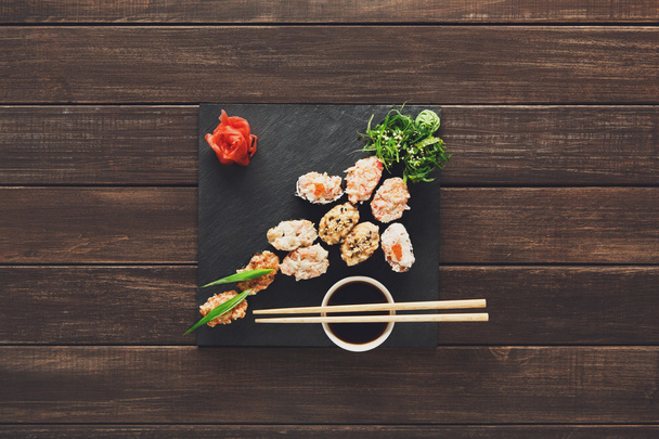 Set de sushi maki y rollos en madera rústica negra
. - Foto, imagen