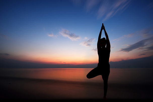 Жінка робить йогу на заході сонця
 - Фото, зображення