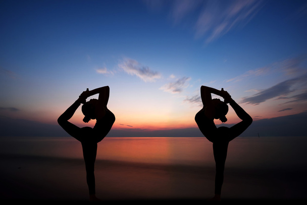 жінки роблять йогу на заході сонця
 - Фото, зображення