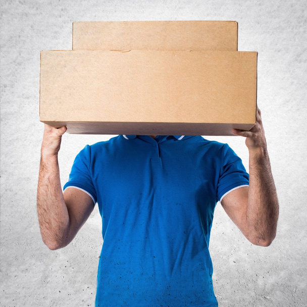 Доставщик прячется за коробками
 - Фото, изображение