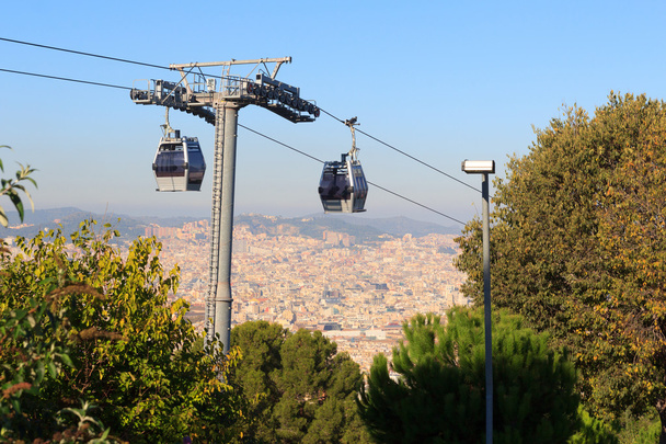 Teleférico con teleférico y paisaje urbano de Barcelona desde Montjuic, España
 - Foto, imagen
