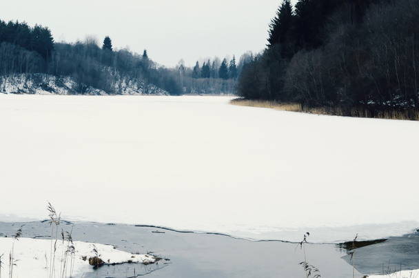 on the lake in winter and melting water - Foto, imagen