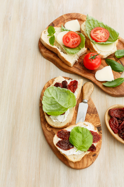 Broodjes met mascarpone, gedroogde tomaten, basilicum - Foto, afbeelding