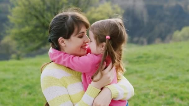 Tatlı kız üç yıl annesi kucaklayan - Video, Çekim
